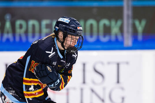Djurgårdens Lisa Östman tar sig för axeln