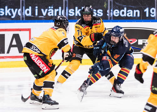 Djurgårdens Linnea Natt Och Dag utmanar Luleås Jenni