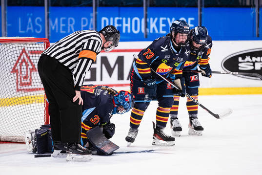 Djurgårdens målvakt Ida Boman och Hana Haasova deppar