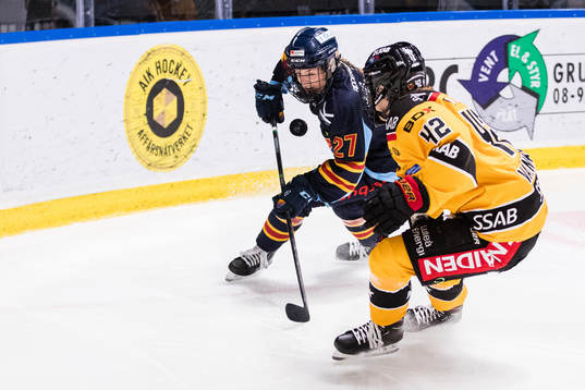 Djurgårdens Alice Wallin och Luleås Viivi Vainikka