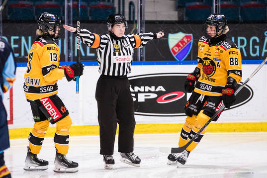 Domare Ida Henriksson dömmer bort ett mål