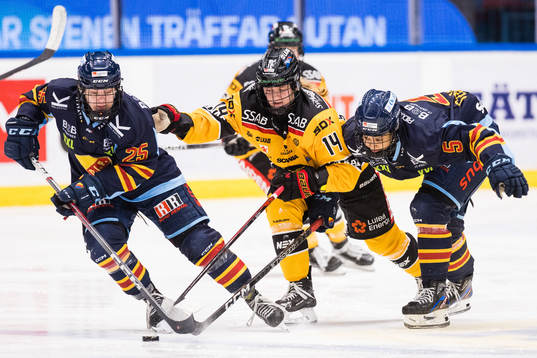 Djurgårdens Sara Säkkinen och Olivia Sohrner i kamp om