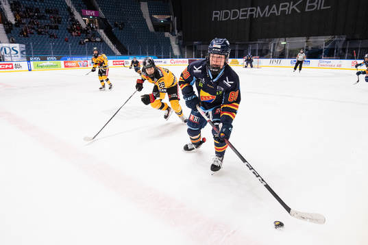 Luleås Emma Nordin och Djurgårdens Nicole Hall