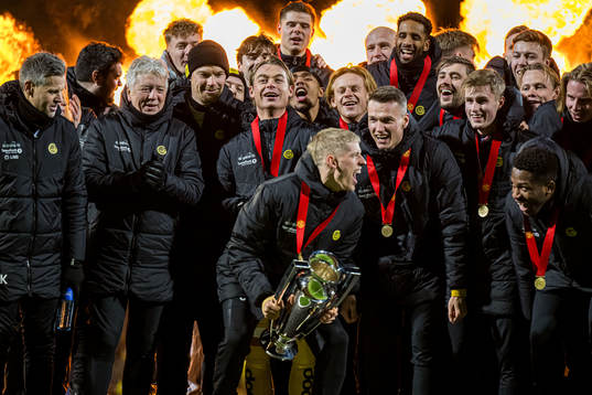Players of Bodø/Glimt celebrates with the trophy