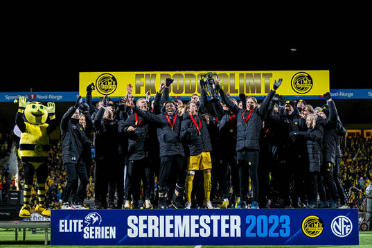 Players of Bodø/Glimt celebrates with the trophy