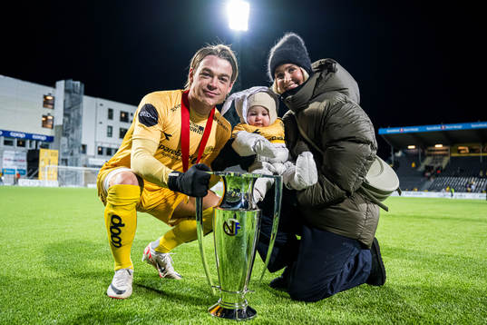 Patrick Berg of Bodø/Glimt celebrates with the trophy