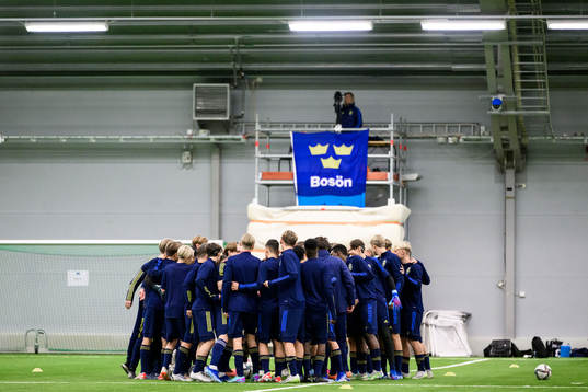 Players gather in a ring