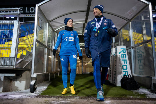 Maren Mjelde and Terje Skjeldestad, assistant coach of the