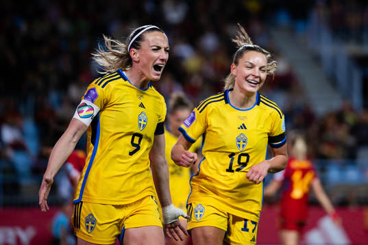 Kosovare Asllani and Johanna Rytting Kaneryd of Sweden