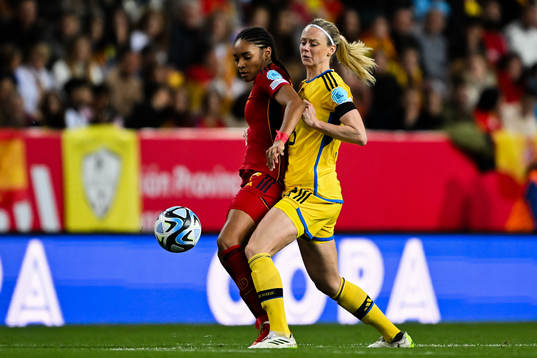 Amanda Ilestedt of Sweden and Salma Paralluelo of Spain