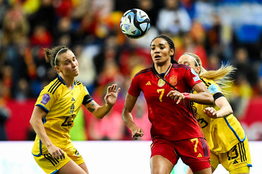 Mariona Caldentey of Spain against Julia Zigiotti Olme and