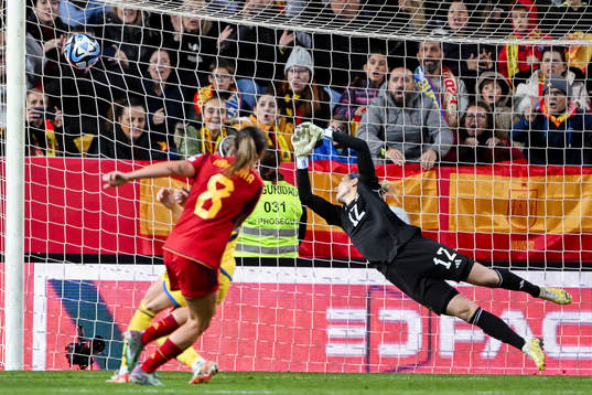 Esther González Rodriguez of Spain scores the 3-3 goal