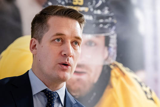 Bild på Färjestads Linus Johansson syns bakom Sveriges