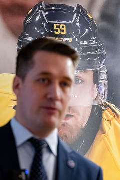 Bild på Färjestads Linus Johansson syns bakom Sveriges