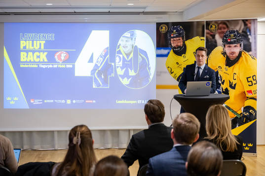Sveriges förbundskapten Sam Hallam presenterar Lawrence