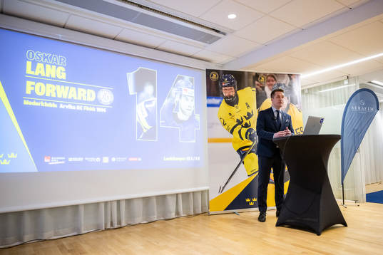 Sveriges förbundskapten Sam Hallam presenterar Oskar Lang