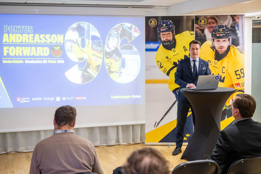Sveriges förbundskapten Sam Hallam presenterar Pontus