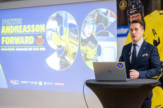 Sveriges förbundskapten Sam Hallam presenterar Pontus