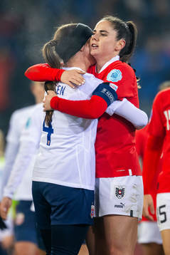 Tuva Hansen of Norway and Sarah Zadrazil of Austria