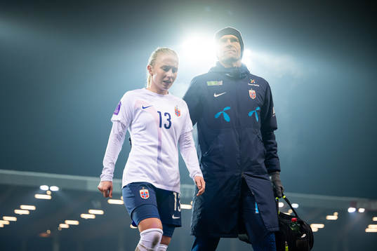 Thea Bjelde and doctor Trygve Hunemo of Norway at half-time