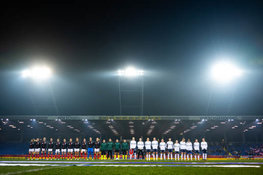 Players of Austria and Norway line up