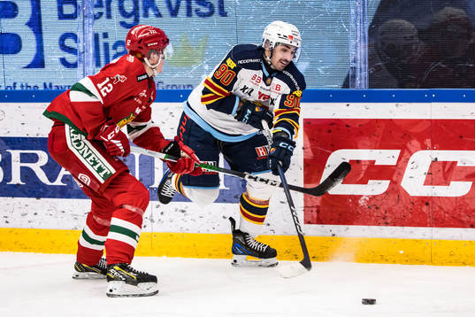 Mora IKs Filip Björkman och Djurgårdens IFs Kevin Karlsson