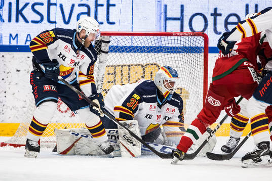 Djurgårdens IFs Linus Klasen och målvakt Viktor Andrén