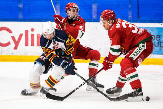 Djurgårdens IFs Daniel Brodin och Mora IKs Kristoffer