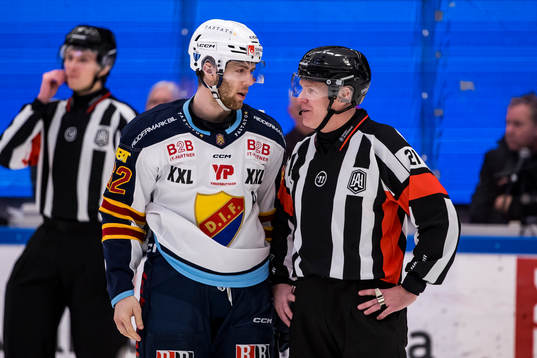 Djurgårdens Marcus Krüger och Domare Anders Sandahl