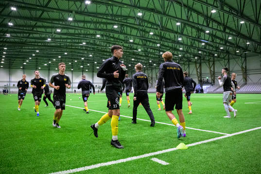 Mjällbys spelare värmer upp innan fotbollsmatchen i