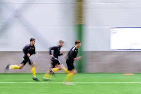 Mjällbys spelare värmer upp innan fotbollsmatchen i