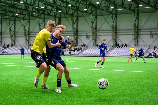 Mjällbys Lucas Nennesson och Bröndbys Philip Søndergaard