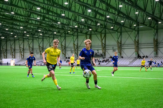 Mjällbys Lucas Nennesson och Bröndbys Philip Søndergaard