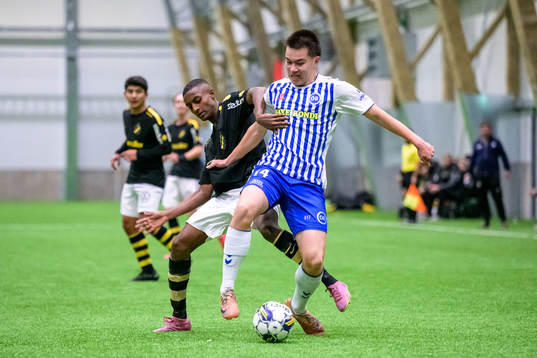 AIKs Robel Yonas och Odenses Sebastian Mørk