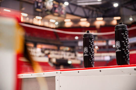 En vattenflaska med Hockeyallsvenskans logotyp