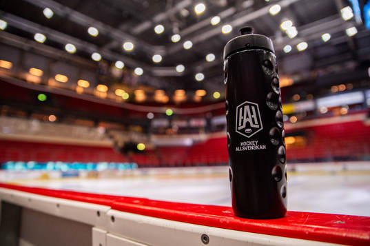 En vattenflaska med Hockeyallsvenskans logotyp