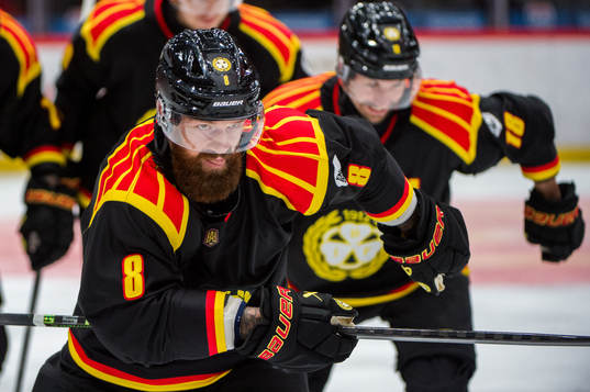 Brynäs Jordie Benn jublar
