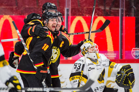 Brynäs Anton Rödin och Miks Indrasis jublar
