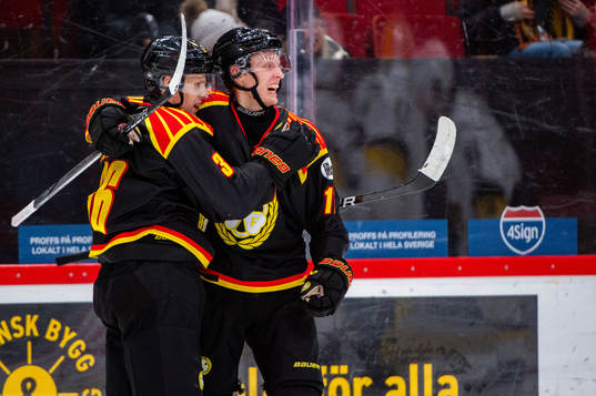 Brynäs Linus Ölund och Oliver Tärnström jublar