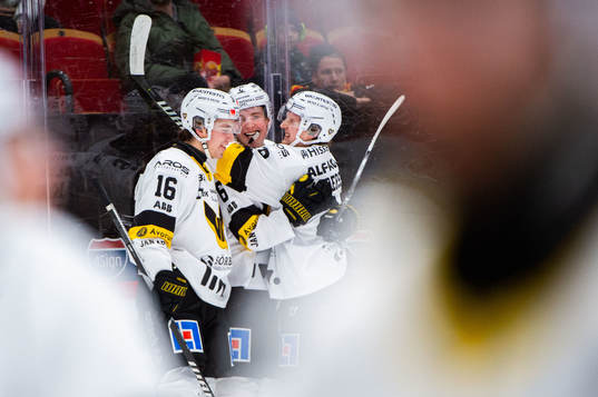 Västerås Hugo Lejon jublar med lagkamrater