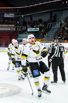 Västerås Nicholas Hutchison jublar