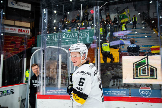 Västerås Hugo Lejon jublar med supportrar