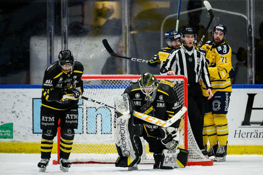 AIKs Mathew Maione och målvakt Antoine Bibeau deppar