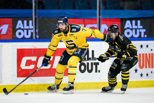 Södertälje SKs Dominic Turgeon och AIKs Gerry Fitzgerald