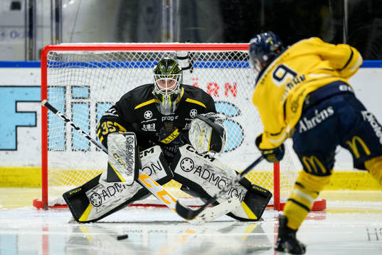 AIKs målvakt Antoine Bibeau och Södertälje SKs Viktor