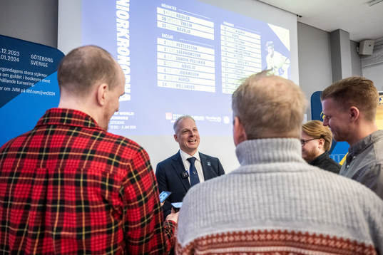 Sveriges förbundskapten Magnus Hävelid presenterar