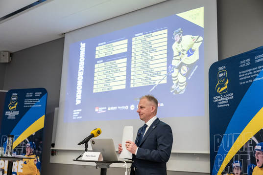 Sveriges förbundskapten Magnus Hävelid presenterar