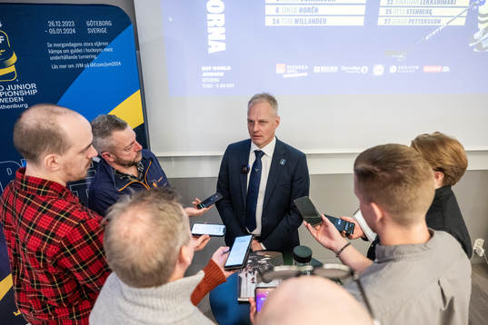 Sveriges förbundskapten Magnus Hävelid presenterar