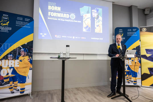 Sveriges förbundskapten Magnus Hävelid presenterar