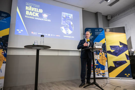 Sveriges förbundskapten Magnus Hävelid presenterar